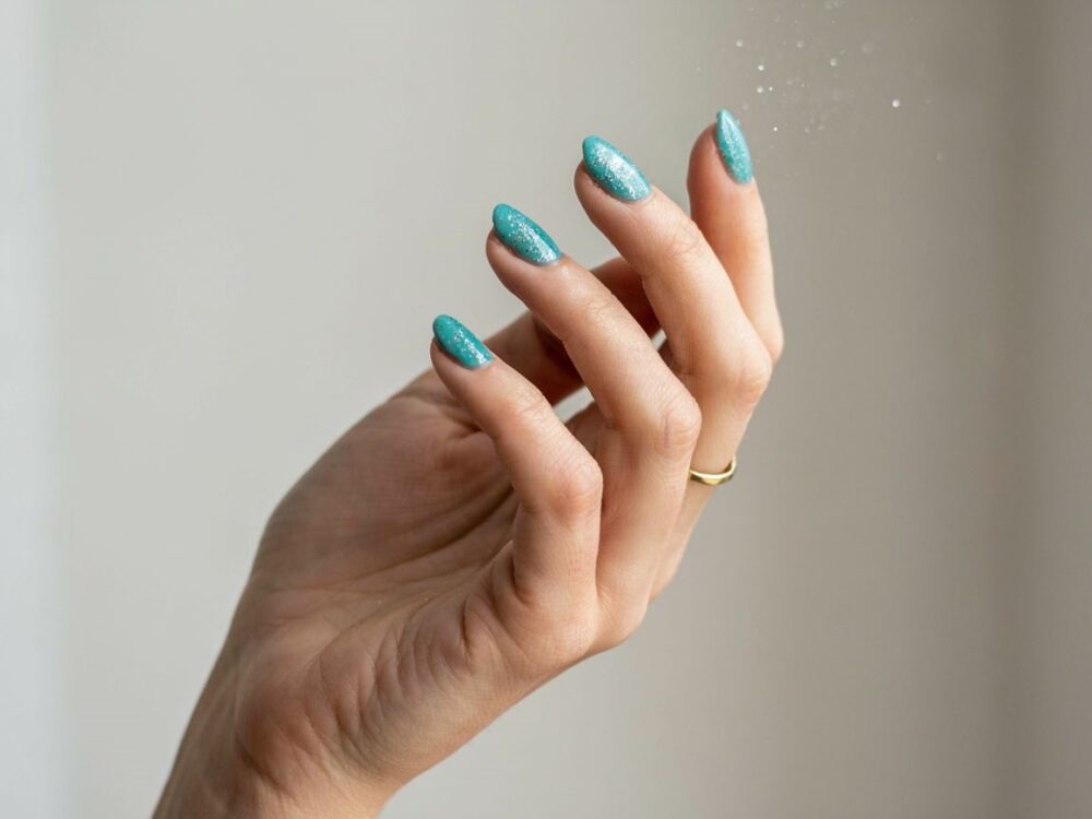 brokatowy manicure w kolorze turkusu