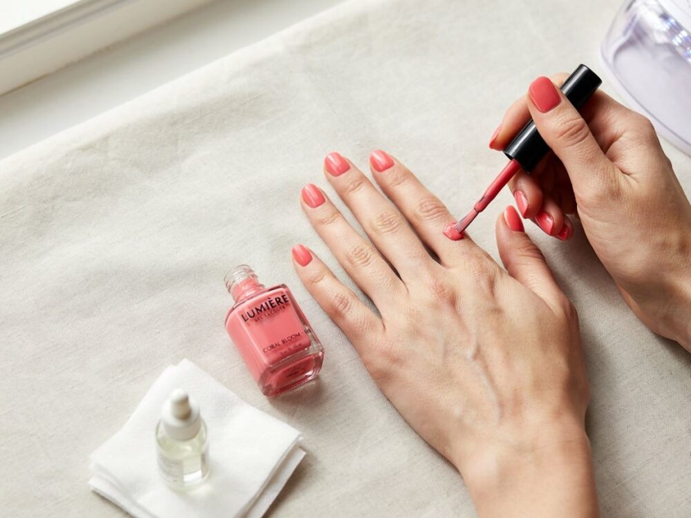 narzędzia do manicure z żelowym lakierem